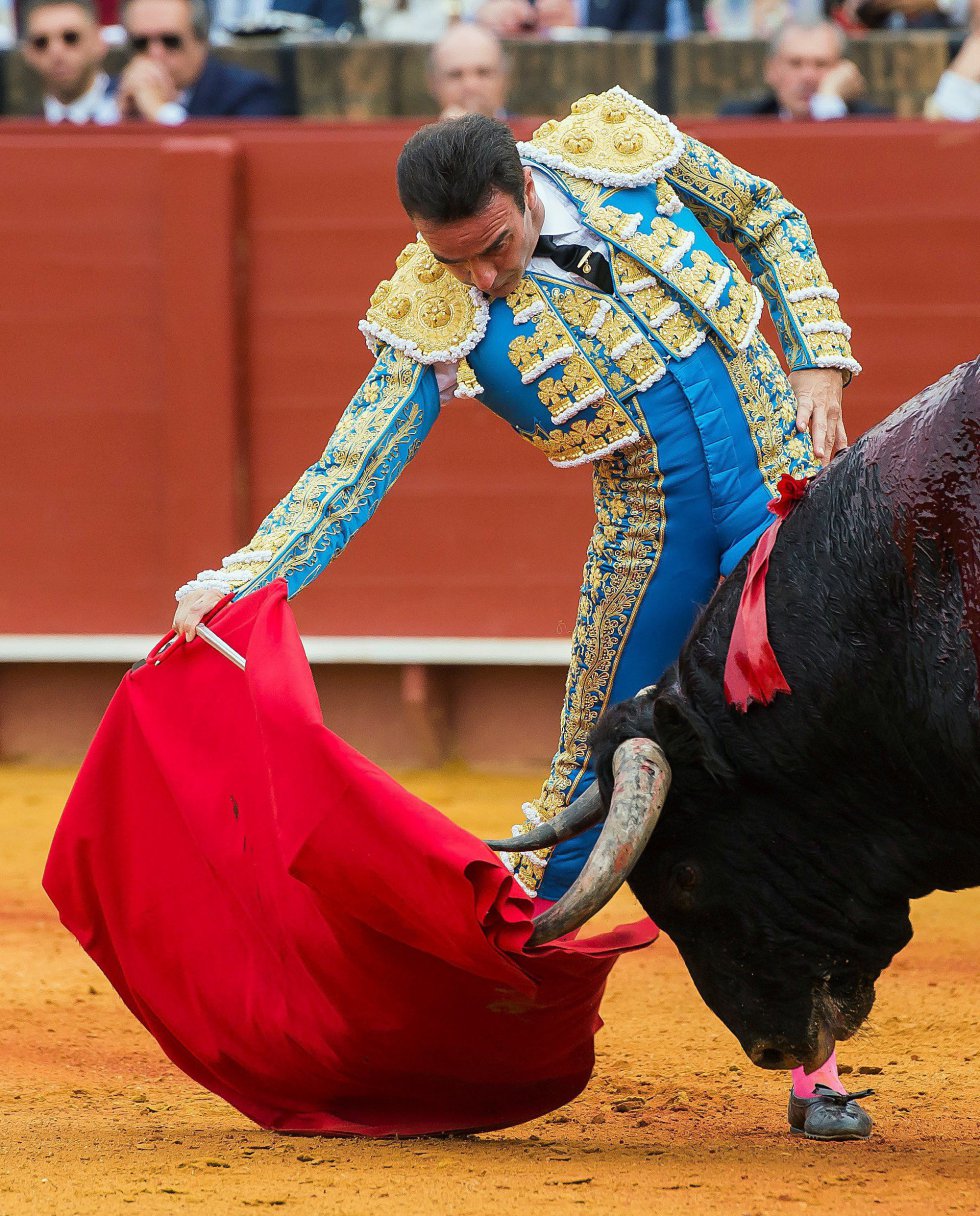 GRAF8438. SEVILLA, 20/04/2018.- El diestro Enrique Ponce en su primer toro de la tarde de la duodécima corrida de abono de la Feria de Abril, esta tarde en la Plaza de la Maestranza, en Sevilla. EFE/Raúl Caro. GRAF8438. SEVILLA, 20/04/2018.- El diestro Enrique Ponce en su primer toro de la tarde de la duodécima corrida de abono de la Feria de Abril, esta tarde en la Plaza de la Maestranza, en Sevilla. EFE/Raúl Caro.