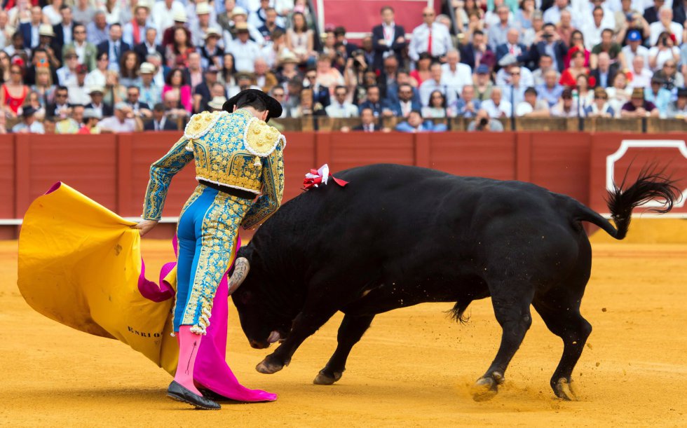 GRAF8437. SEVILLA, 20/04/2018.- El diestro Enrique Ponce en su primer toro de la tarde de la duodécima corrida de abono de la Feria de Abril, esta tarde en la Plaza de la Maestranza, en Sevilla. EFE/Raúl Caro. GRAF8437. SEVILLA, 20/04/2018.- El diestro Enrique Ponce en su primer toro de la tarde de la duodécima corrida de abono de la Feria de Abril, esta tarde en la Plaza de la Maestranza, en Sevilla. EFE/Raúl Caro.