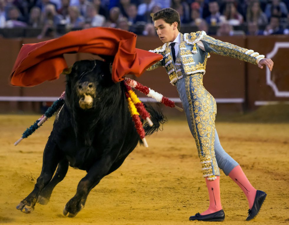 GRAF8645. SEVILLA, 20/04/2018.- El diestro Ginés Marín, da un pase al octavo toro de la tarde, el segundo sobrero, hoy durante la duodécima corrida de abono de la Plaza de la Maestranza de Sevilla. EFE/Raúl Caro GRAF8645. SEVILLA, 20/04/2018.- El diestro Ginés Marín, da un pase al octavo toro de la tarde, el segundo sobrero, hoy durante la duodécima corrida de abono de la Plaza de la Maestranza de Sevilla. EFE/Raúl Caro