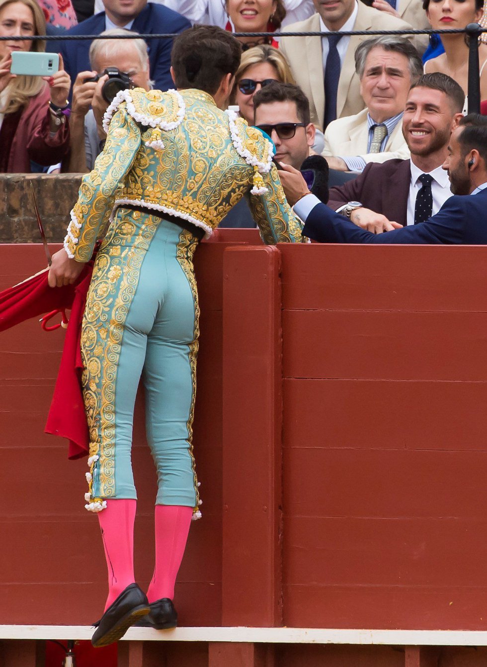 GRAF8654. SEVILLA, 20/04/2018.- El diestro Ginés Marín brinda su primer toro de la tarde al jugador de fútbol del Real Madrid, Sergio Ramos (d), hoy durante la duodécima corrida de abono de la Plaza de la Maestranza de Sevilla. EFE/Raúl Caro GRAF8654. SEVILLA, 20/04/2018.- El diestro Ginés Marín brinda su primer toro de la tarde al jugador de fútbol del Real Madrid, Sergio Ramos (d), hoy durante la duodécima corrida de abono de la Plaza de la Maestranza de Sevilla. EFE/Raúl Caro