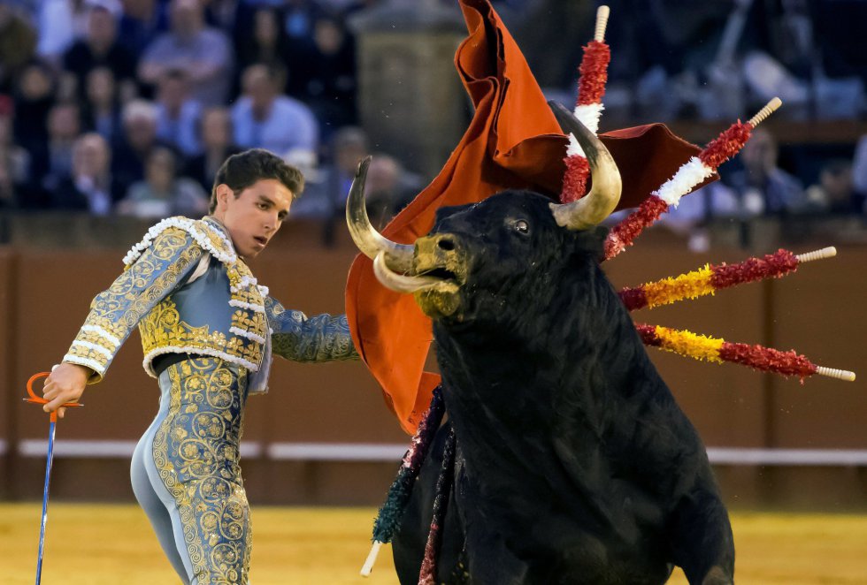 GRAF8647. SEVILLA, 20/04/2018.- El diestro Ginés Marín, da un pase al octavo toro de la tarde, el segundo sobrero, hoy durante la duodécima corrida de abono de la Plaza de la Maestranza de Sevilla. EFE/Raúl Caro GRAF8647. SEVILLA, 20/04/2018.- El diestro Ginés Marín, da un pase al octavo toro de la tarde, el segundo sobrero, hoy durante la duodécima corrida de abono de la Plaza de la Maestranza de Sevilla. EFE/Raúl Caro