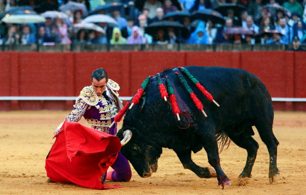 GRAF9349. SEVILLA, 21/04/2018.- El torero David Fandila "El Fandi" en la faena con la muleta a su segundo toro, en la decimotercera corrida de abono de la Feria de Abril, hoy en la Real Maestranza de Sevilla. EFE/Julio Muñoz GRAF9349. SEVILLA, 21/04/2018.- El torero David Fandila "El Fandi" en la faena con la muleta a su segundo toro, en la decimotercera corrida de abono de la Feria de Abril, hoy en la Real Maestranza de Sevilla. EFE/Julio Muñoz