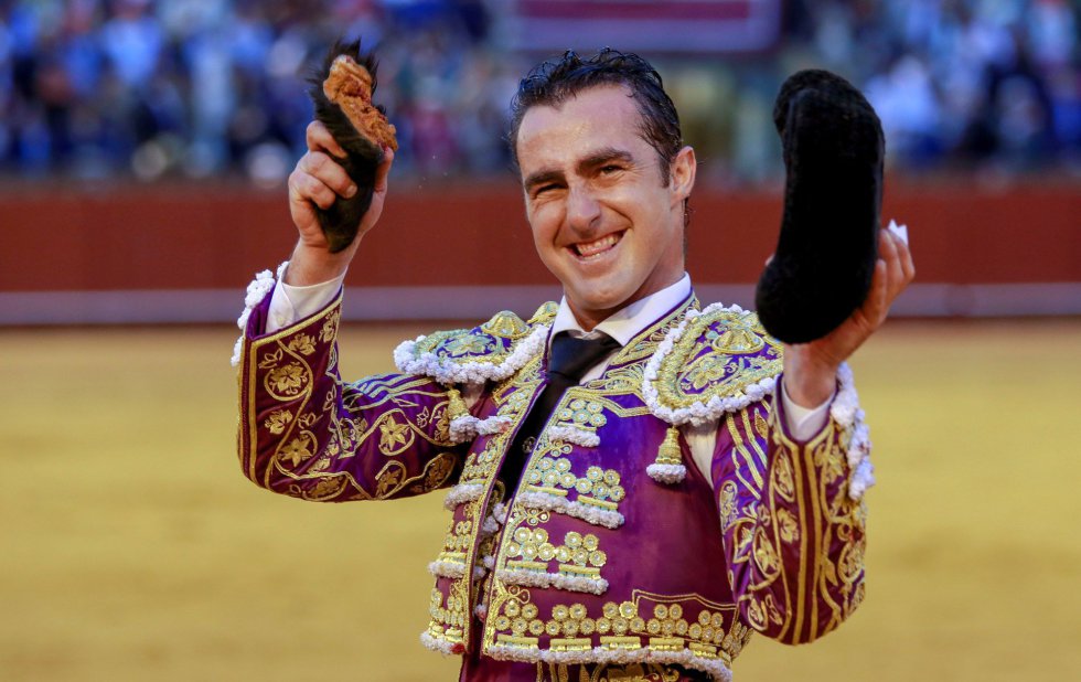 GRAF9342. SEVILLA, 21/04/2018.- El torero David Fandila "El Fandi" saluda al público con la única oreja cortada, en la decimotercera corrida de abono de la Feria de Abril, hoy en la Real Maestranza de Sevilla. EFE/Julio Muñoz GRAF9342. SEVILLA, 21/04/2018.- El torero David Fandila "El Fandi" saluda al público con la única oreja cortada, en la decimotercera corrida de abono de la Feria de Abril, hoy en la Real Maestranza de Sevilla. EFE/Julio Muñoz