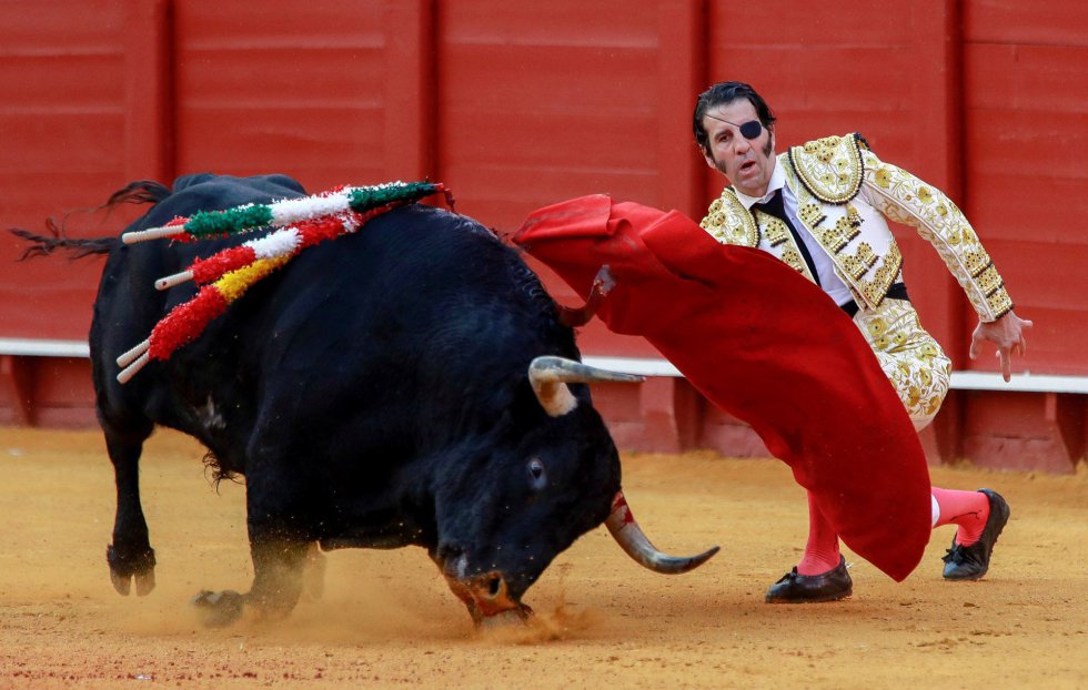 GRAF9319. SEVILLA, 21/04/2018.- El torero Juan José Padilla en la faena con la muleta a su segundo toro, de la ganadería de Fuente Ymbro, en la decimotercera corrida de abono de la Feria de Abril, esta tarde en la Real Maestranza de Sevilla. EFE/Julio Muñoz GRAF9319. SEVILLA, 21/04/2018.- El torero Juan José Padilla en la faena con la muleta a su segundo toro, de la ganadería de Fuente Ymbro, en la decimotercera corrida de abono de la Feria de Abril, esta tarde en la Real Maestranza de Sevilla. EFE/Julio Muñoz