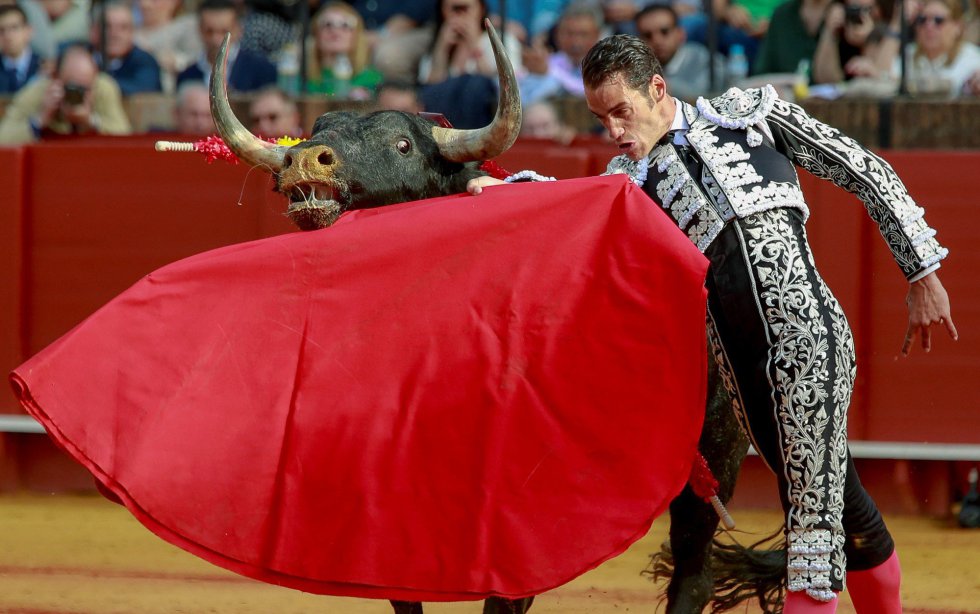 GRAF149. SEVILLA 22/04/2018,- El torero Pepe Moral en la faena con la muleta a su primer toro, de la ganadería de Miura, al que cortó una oreja en la decimocuarta corrida de abono de la Feria de Abril esta tarde en la Real Maestranza de Sevilla. EFE/Julio Muñoz GRAF149. SEVILLA 22/04/2018,- El torero Pepe Moral en la faena con la muleta a su primer toro, de la ganadería de Miura, al que cortó una oreja en la decimocuarta corrida de abono de la Feria de Abril esta tarde en la Real Maestranza de Sevilla. EFE/Julio Muñoz