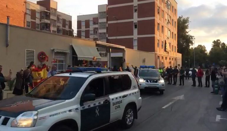 Agentes de la Guardia Civil salen con sus vehículos en convoy desde la Comandancia de Murcia en dirección a Cataluña antes de la celebración del referéndum del 1-O