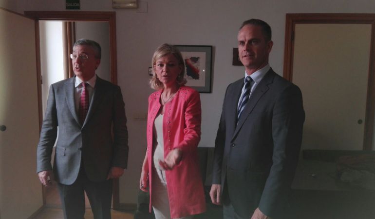 La consellera de Justicia, Gabriela Bravo, junto con el fiscal jefe de Alicante, Jorge Rabasa (i) y el decano de los jueces de Alicante, Salvador Belmont (i).