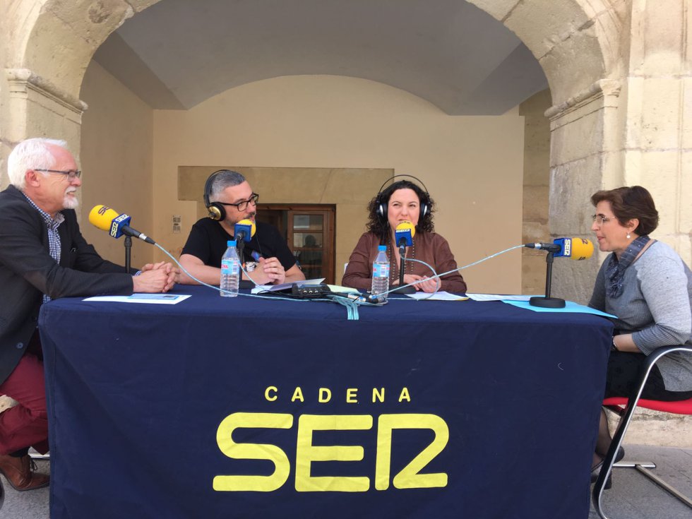 Victoria Ruiz Riquelme, vicepresidenta de la Unión Musical "Santa Cruz" y Ezequiel Alonso, alcalde de Abanilla Victoria Ruiz Riquelme, vicepresidenta de la Unión Musical "Santa Cruz" y Ezequiel Alonso, alcalde de Abanilla