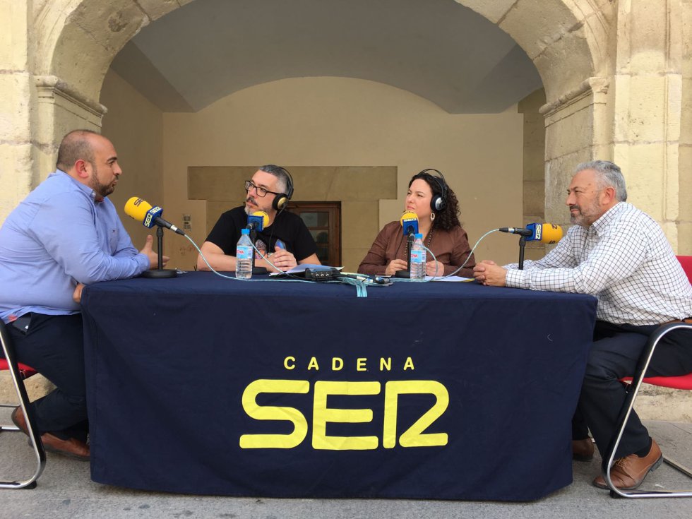 Luis María Rocamora, presidente de la federación de Moros y Cristianos y Luis Mariano Mellado, presidente de la Hermandad de la Santísima Cruz Luis María Rocamora, presidente de la federación de Moros y Cristianos y Luis Mariano Mellado, presidente de la Hermandad de la Santísima Cruz
