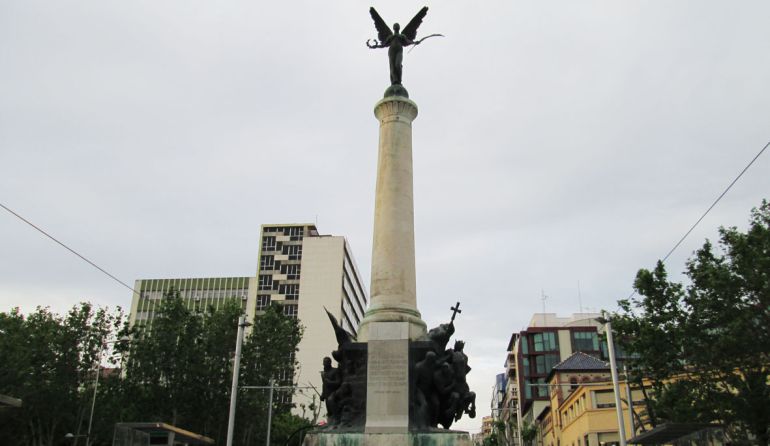 El monumento a las Batallas, sin iluminación desde hace un año