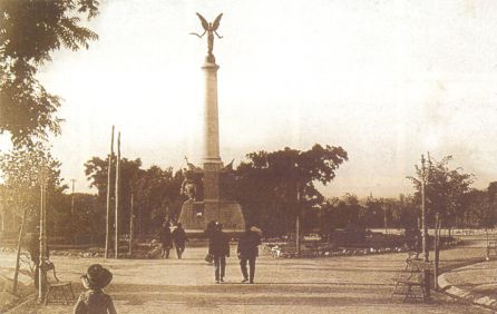 El monumento, allá por el año 1915