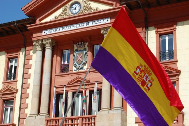 Una bandera republicana ante el ayuntamiento de Eibar