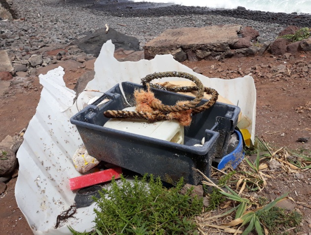 Restos de basura localizados en la costa en la Punta del Hidalgo, en Tenerife. Restos de basura localizados en la costa en la Punta del Hidalgo, en Tenerife.