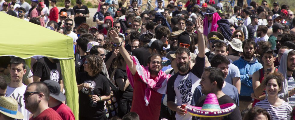 Miles de personas se reunieron en Villanueva de la Torre para celebrar el primer aniversario de Moderdonia Miles de personas se reunieron en Villanueva de la Torre para celebrar el primer aniversario de Moderdonia