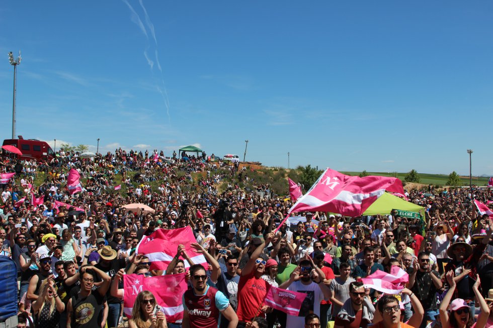 Miles de personas se reunieron en Villanueva de la Torre para celebrar el primer aniversario de Moderdonia Miles de personas se reunieron en Villanueva de la Torre para celebrar el primer aniversario de Moderdonia