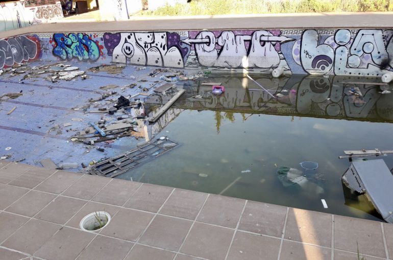 La Infraesctructura Se Cerró En 2013 Y Los Vecinos Denuncian La Falta De Seguridad Y Acumulación De Ratas La Piscina De Campanillas Cinco Años Abandonada Foco De Basura E Insectos Ser