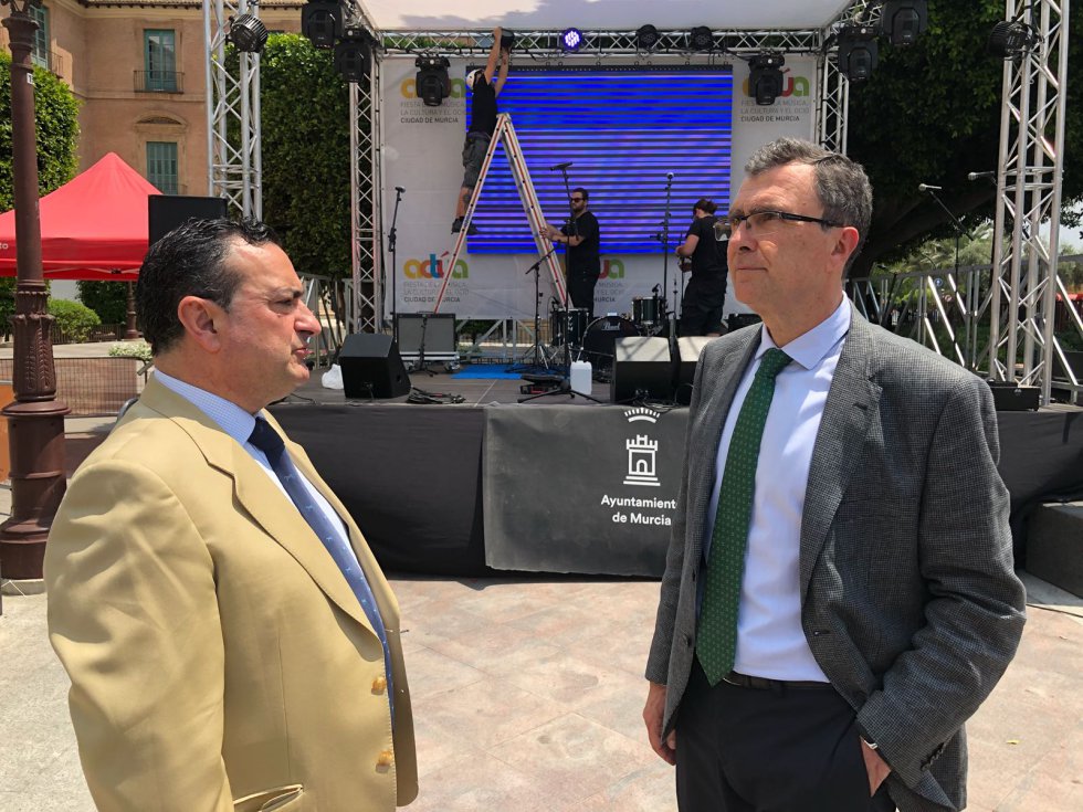 Domingo Camacho, Director de la Cadena SER en la Región de Murcia, y José Ballesta, alcalde de Murcia, supervisan los últimos preparativos de Actúa Murcia 2018 Domingo Camacho, Director de la Cadena SER en la Región de Murcia, y José Ballesta, alcalde de Murcia, supervisan los últimos preparativos de Actúa Murcia 2018