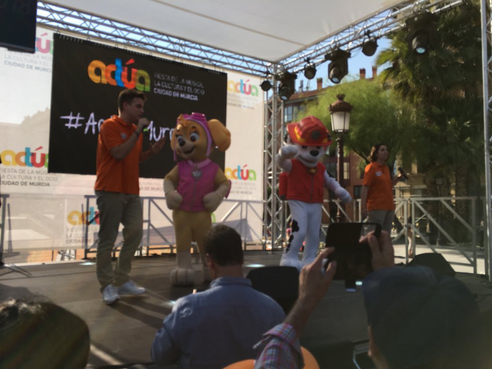 Marshall y Skye, de la Patrulla Canina bailando uno de sus temas Marshall y Skye, de la Patrulla Canina bailando uno de sus temas