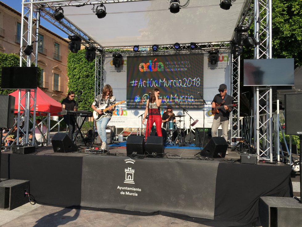 La banda Bea Navarro y la Logia Virtual en plena actuación La banda Bea Navarro y la Logia Virtual en plena actuación