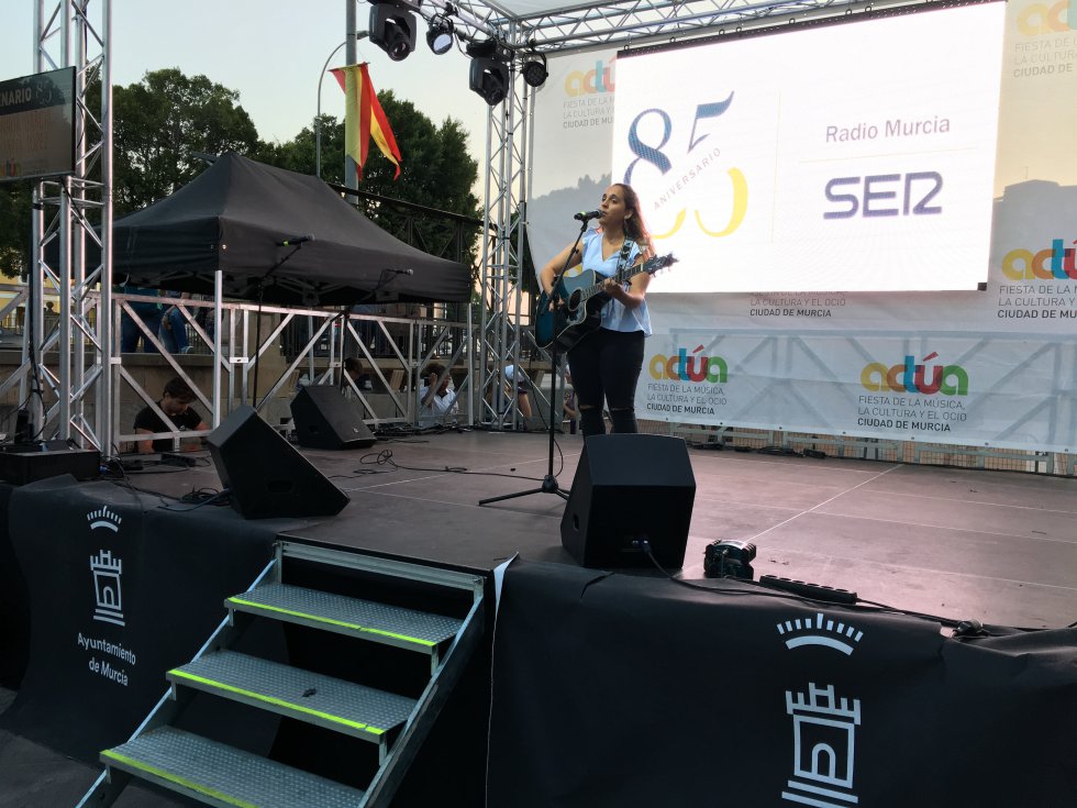 Inma López en un momento de su actuación Inma López en un momento de su actuación