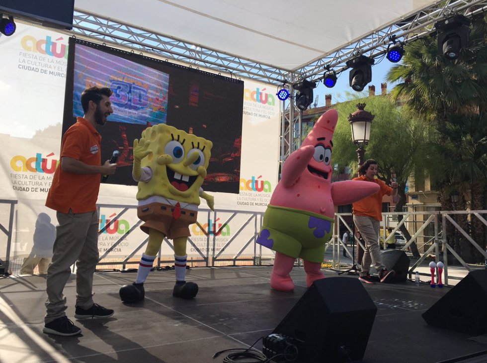 Y haciendo las delicias de los más pequeños, Bob Esponja y Patricio en el escenario de Actúa, directamente llegado de Nickelodeon Adventure Murcia. Y haciendo las delicias de los más pequeños, Bob Esponja y Patricio en el escenario de Actúa, directamente llegado de Nickelodeon Adventure Murcia.