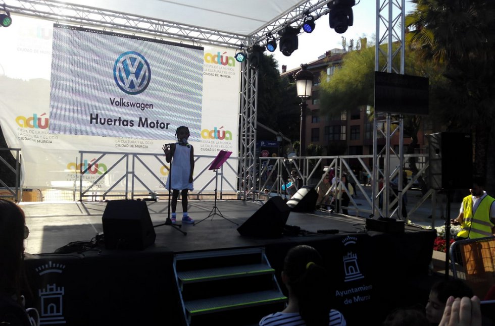 Una pequeña promesa de la música, que con 8 años se ha subido al escenario: Hana Picazo. Una pequeña promesa de la música, que con 8 años se ha subido al escenario: Hana Picazo.