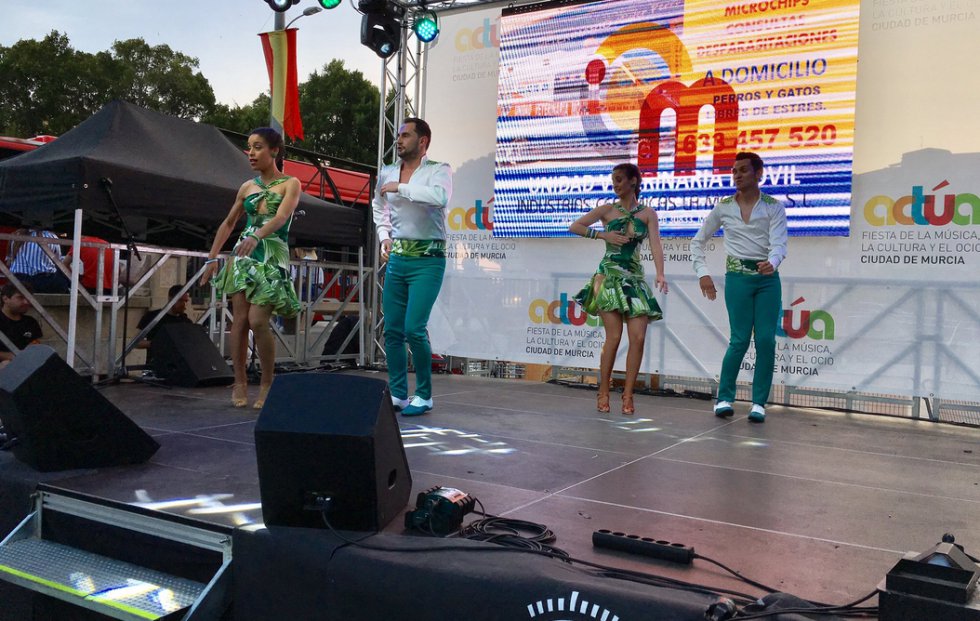 Y tampoco ha faltado el baile, con New York Time, y sus bailarines. Y tampoco ha faltado el baile, con New York Time, y sus bailarines.