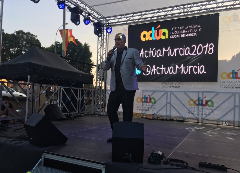 Byron sobre el escenario de Actúa. Byron sobre el escenario de Actúa.