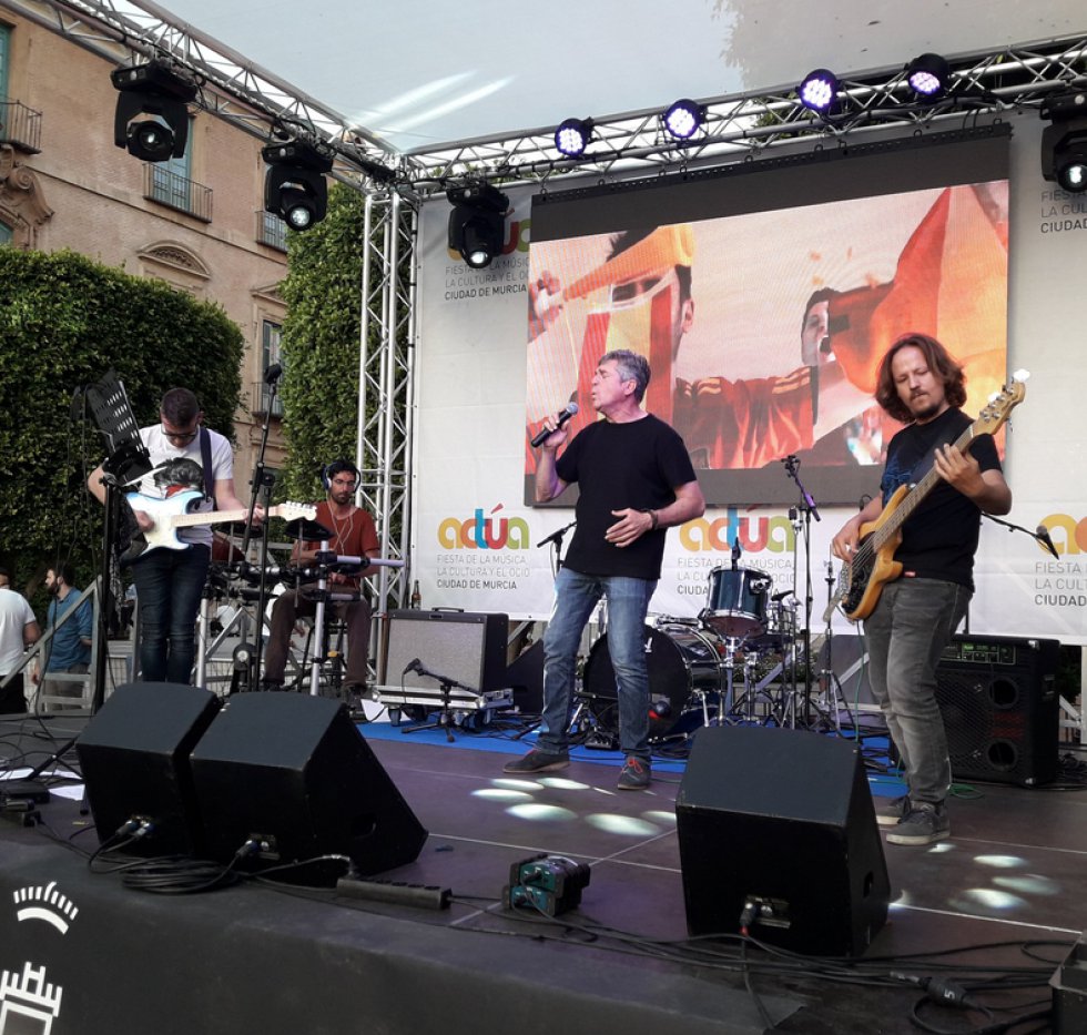 El enúltimo, fieles al estilo de El último de la fila, sobre el escenario de Actúa. El enúltimo, fieles al estilo de El último de la fila, sobre el escenario de Actúa.