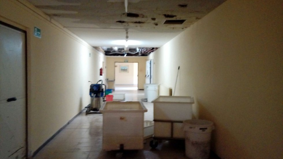 Las lluvias de los últimos días han provocado que parte del techo ceda y que las humedades se extiendan por pasillos y habitaciones. Las lluvias de los últimos días han provocado que parte del techo ceda y que las humedades se extiendan por pasillos y habitaciones.