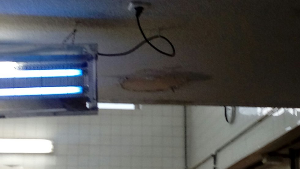 En algunas zonas el agua llega a las luces y a los electrodomésticos de la cocina. En algunas zonas el agua llega a las luces y a los electrodomésticos de la cocina.