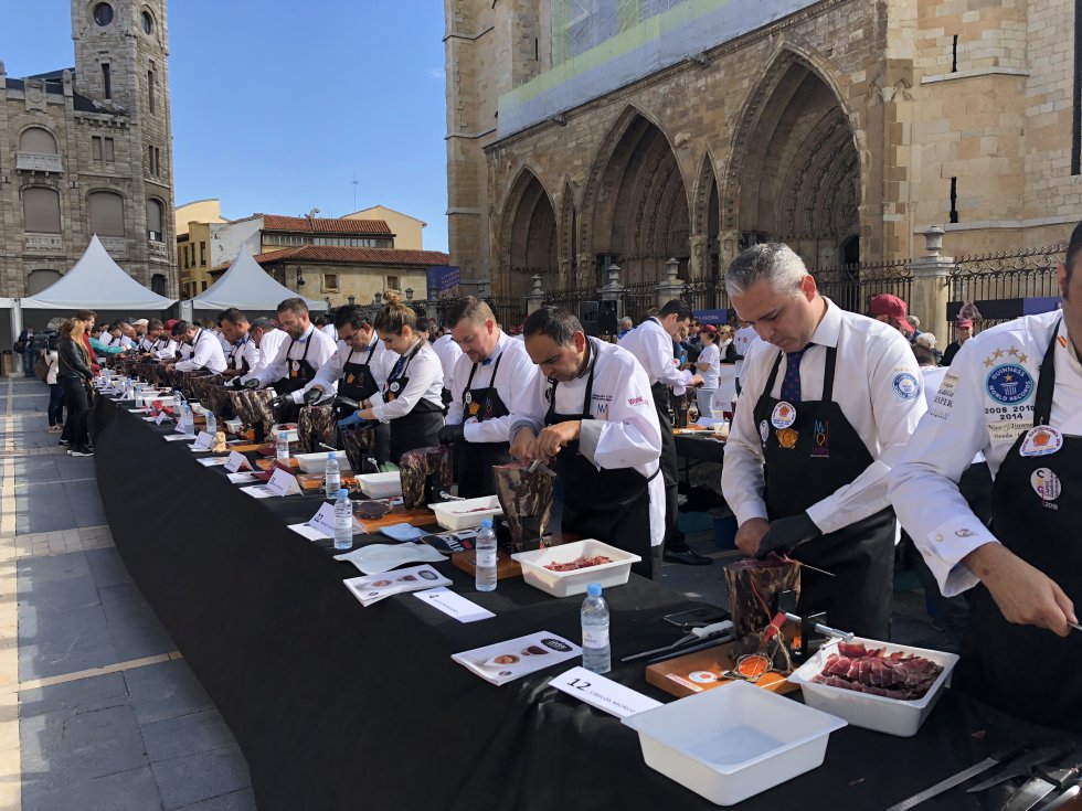 66 cortadores se encargaron de conseguir este récord para León y su cecina 66 cortadores se encargaron de conseguir este récord para León y su cecina
