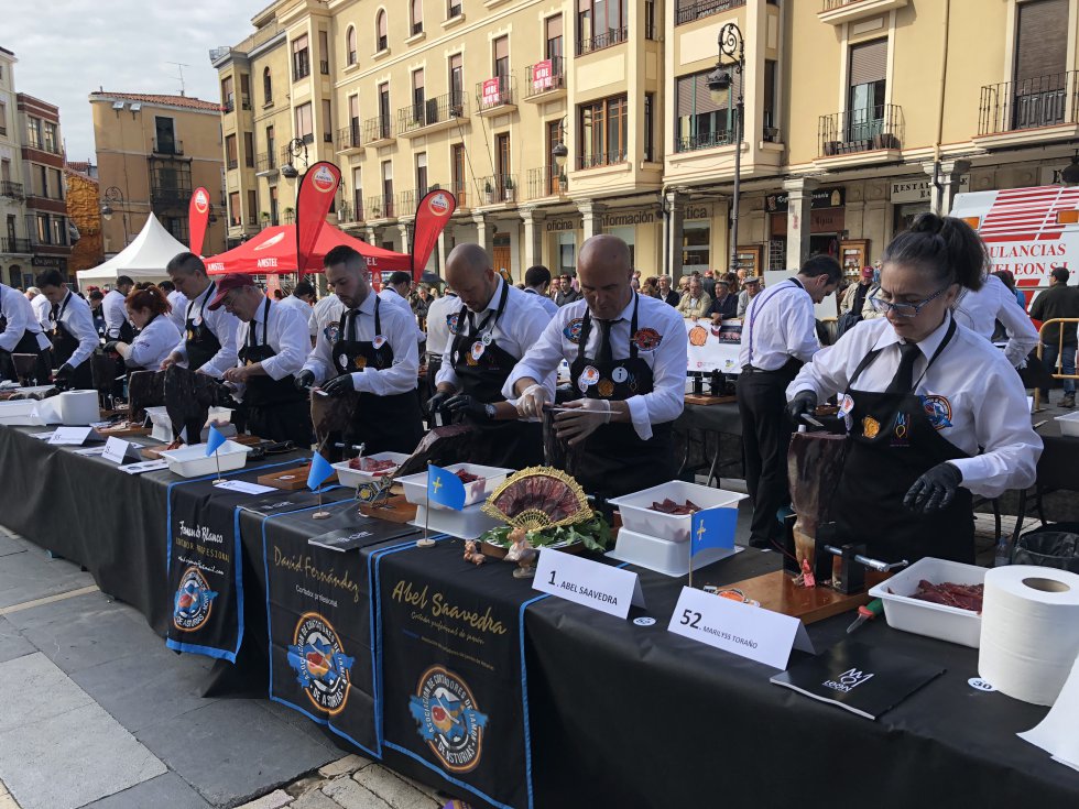 66 cortadores se encargaron de conseguir este récord para León y su cecina 66 cortadores se encargaron de conseguir este récord para León y su cecina