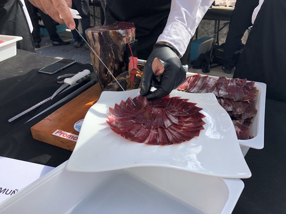 66 cortadores se encargaron de conseguir este récord para León y su cecina 66 cortadores se encargaron de conseguir este récord para León y su cecina