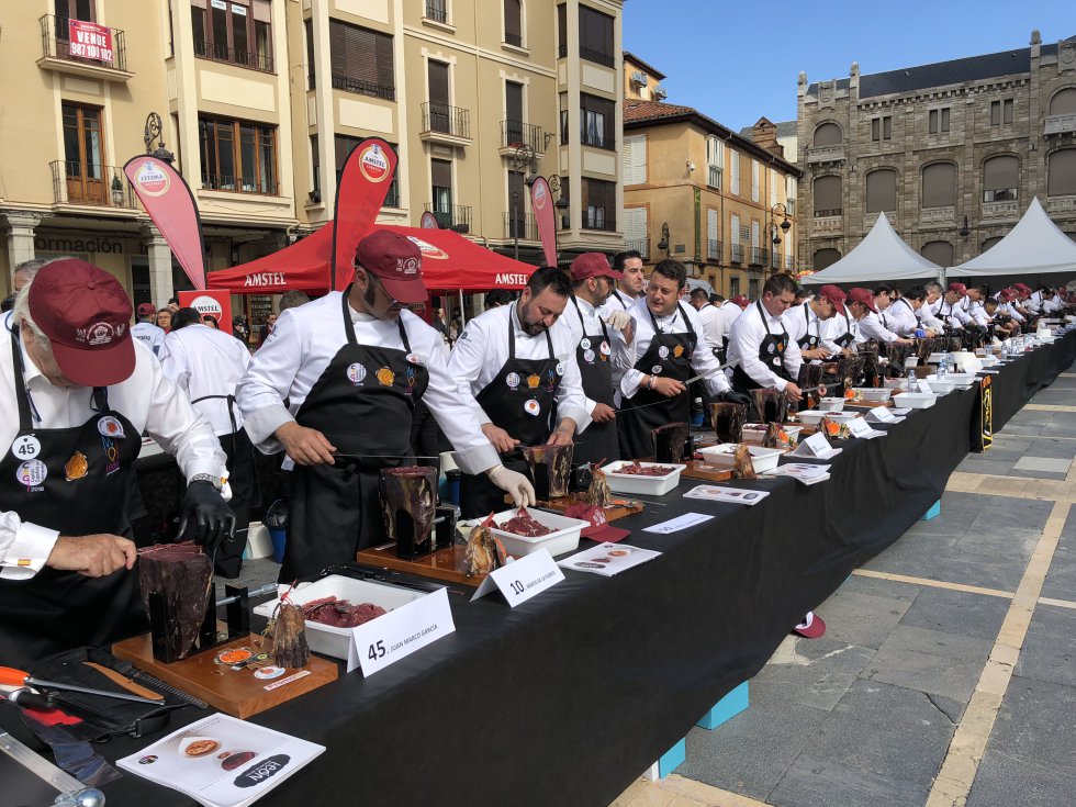 66 cortadores se encargaron de conseguir este récord para León y su cecina 66 cortadores se encargaron de conseguir este récord para León y su cecina