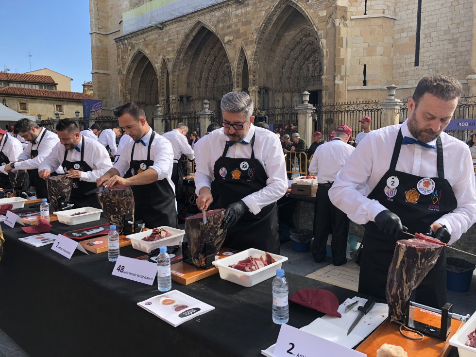 66 cortadores se encargaron de conseguir este récord para León y su cecina 66 cortadores se encargaron de conseguir este récord para León y su cecina