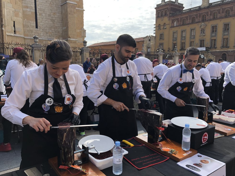 66 cortadores se encargaron de conseguir este récord para León y su cecina 66 cortadores se encargaron de conseguir este récord para León y su cecina