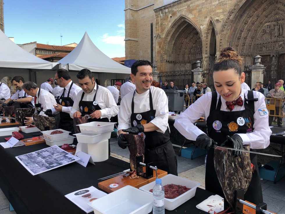 66 cortadores se encargaron de conseguir este récord para León y su cecina 66 cortadores se encargaron de conseguir este récord para León y su cecina