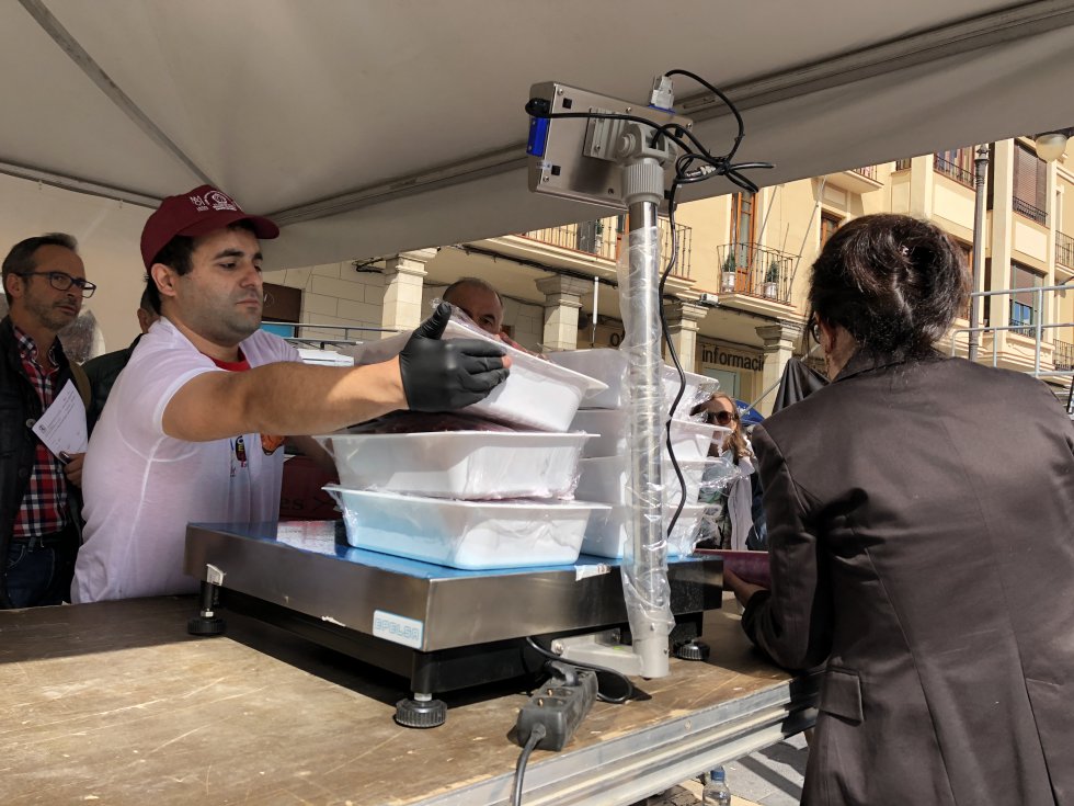 Conforme iba avanzando el acto se procedía al pesaje de las bandejas de cecina Conforme iba avanzando el acto se procedía al pesaje de las bandejas de cecina
