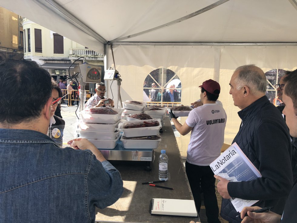 Conforme iba avanzando el acto se procedía al pesaje de las bandejas de cecina Conforme iba avanzando el acto se procedía al pesaje de las bandejas de cecina