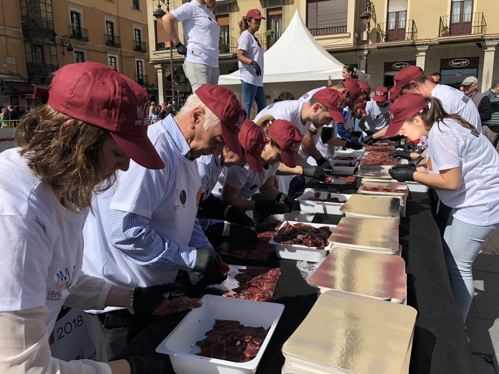 Los voluntarios se encargaron de la tarea de emplatado Los voluntarios se encargaron de la tarea de emplatado