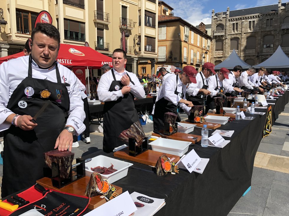 66 cortadores se encargaron de conseguir el récord Guinness para León y su cecina 66 cortadores se encargaron de conseguir el récord Guinness para León y su cecina