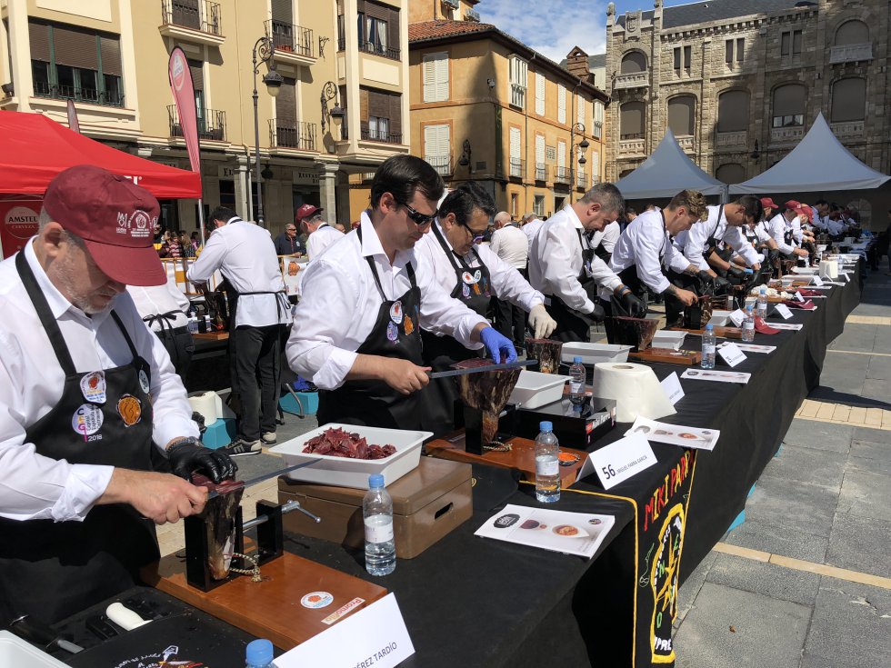66 cortadores se encargaron de conseguir el récord Guinness para León y su cecina 66 cortadores se encargaron de conseguir el récord Guinness para León y su cecina