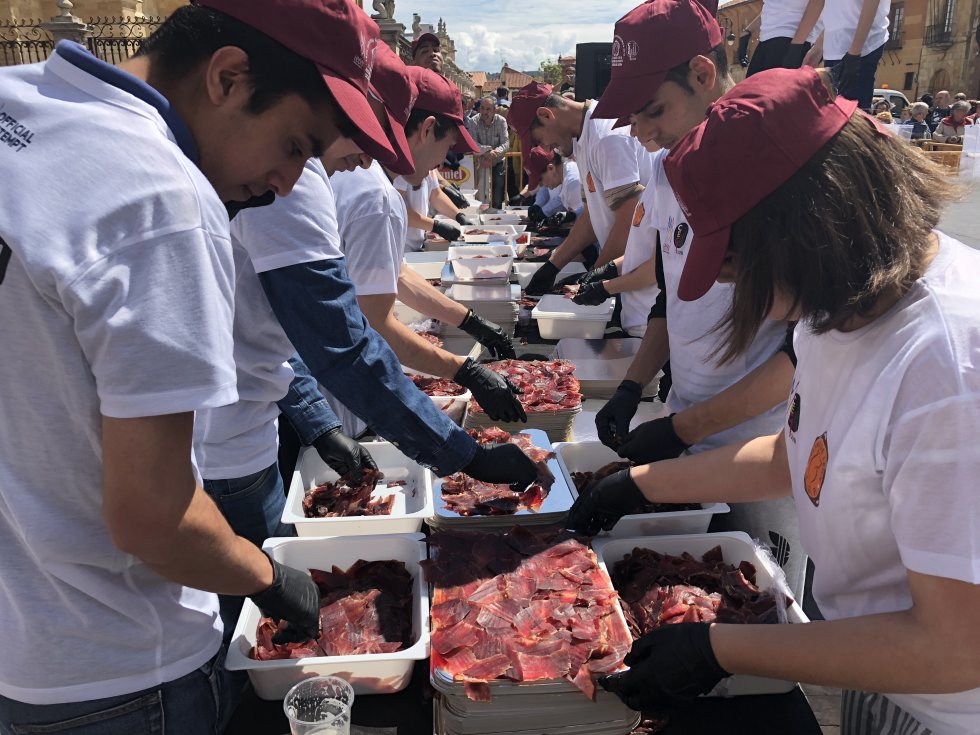 Los voluntarios se afanaban en empletar la cecina lo más rápido posible Los voluntarios se afanaban en empletar la cecina lo más rápido posible