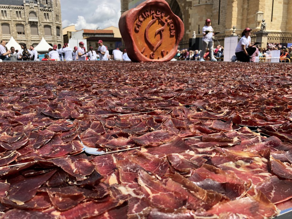 El récord se consiguió tras cortar 283'1 kilos de cecina El récord se consiguió tras cortar 283'1 kilos de cecina