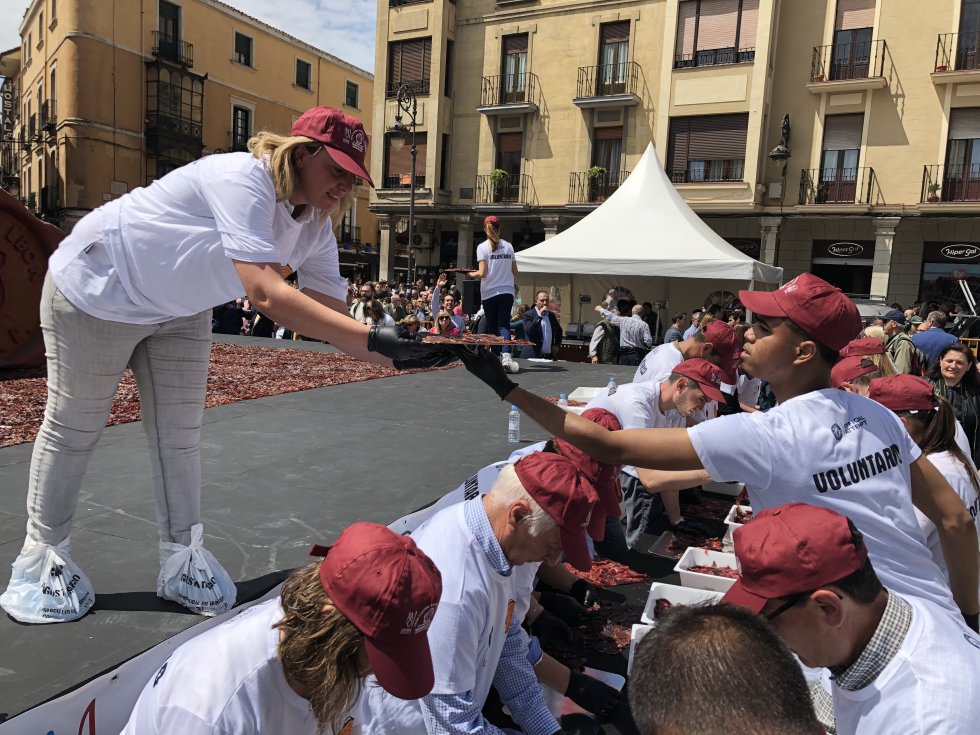 Los voluntarios emplataban y colocaban la cecina Los voluntarios emplataban y colocaban la cecina