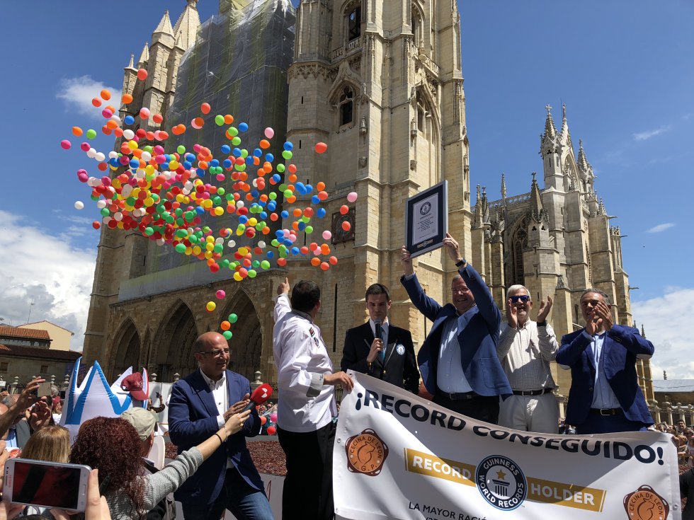 El juez acreditó que el récord se había conseguido tras cortar 283'1 kilos de cecina a cuchillo El juez acreditó que el récord se había conseguido tras cortar 283'1 kilos de cecina a cuchillo