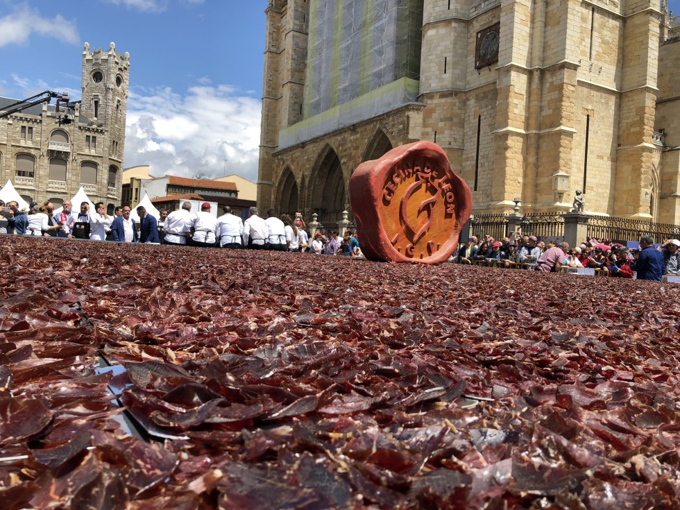 El récord se consiguió tras crear una gran bandeja de cecina de 80 metros cuadrados El récord se consiguió tras crear una gran bandeja de cecina de 80 metros cuadrados