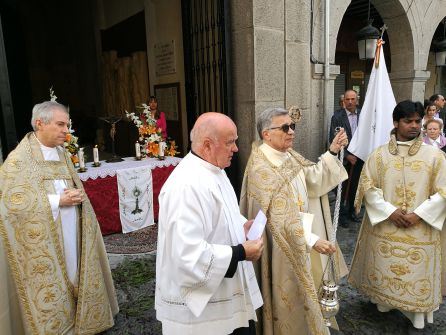 El obispo César Franco durante una de las paradas de la procesión ante el altar situado en la iglesia de San Miguel