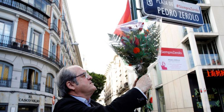 El portavoz en la Asamblea de Madrid, Ángel Gabilondo, durante la ofrenda floral con motivo del tercer aniversario del fallecimiento de Pedro Zerolo. 
